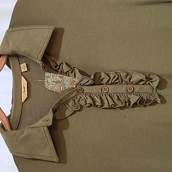 NWOT Motto olive 95%rayon/5% knit shift with mini ruffled button collar. S. - Picture 2 of 7